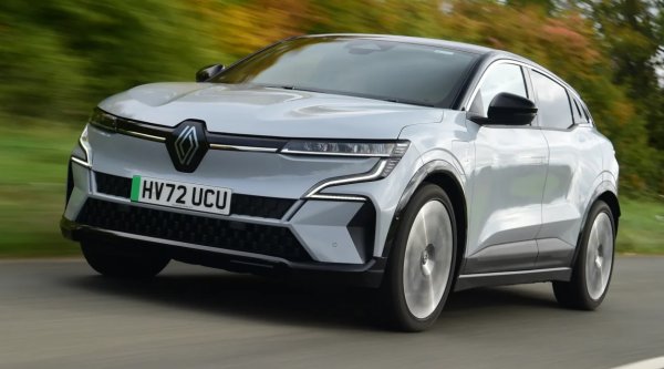 Megane съществува от близо 30 години, но през 2022 г. претърпя най-радикалната си трансформация  - електрическо захранване. Хечбекът мигновено направи фурор, представяйки се точно толкова рязко, колкото изглежда. 

Неговата информационно-развлекателна система, базирана на Android, е най-добрата в класа си. Настроена е да става все по-добра, тъй като актуализациите добавят повече интелигентни функции. 

И противопоставяйки се на обичайната тенденция колите да стават все по-скъпи, Renault наскоро намали с няколко хиляди евро от цената на Megane E-Tech в зависимост от нивото на оборудване. Бихме избрали спецификацията techno+ от среден клас, защото нейната стандартна термопомпа подобрява обхвата при студено време. 

Megane E-Tech има прилично пространство за пътниците, а отзад 440-литров багажник за техния багаж.

Минуси
&bull; Неспокойно каране с ниска скорост
&bull; Ефективността може да бъде по-добра
&bull; Пространството отзад е малко тясно